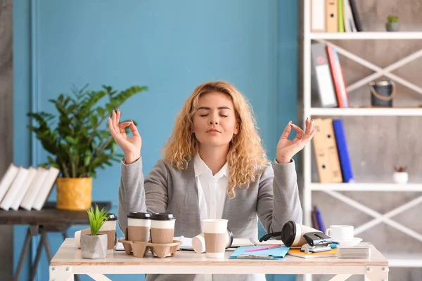 Mulher Negócios Bonita Meditando Mesa Escritório — Fotografia de Stock