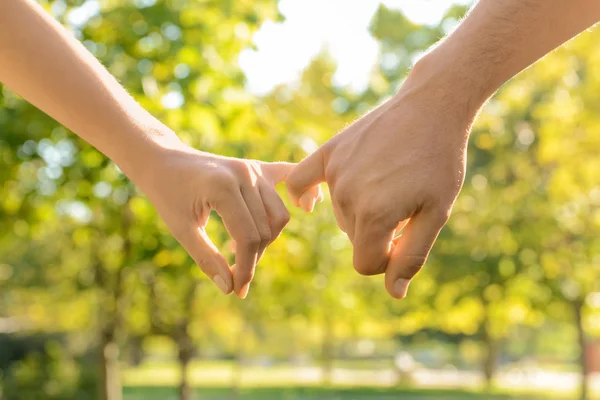 Man Woman Holding Hands Outdoors — Stock Photo, Image