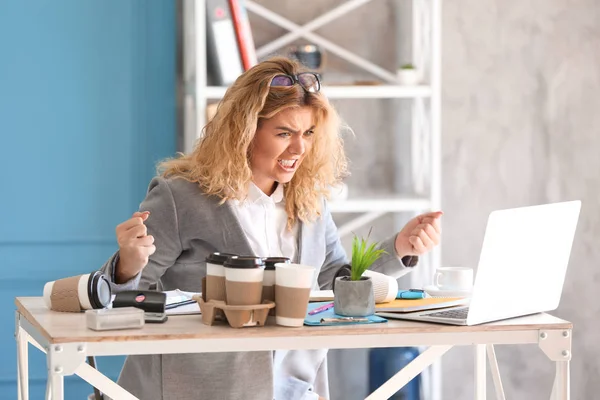 Mujer Negocios Joven Estresada Mesa Cargo — Foto de Stock