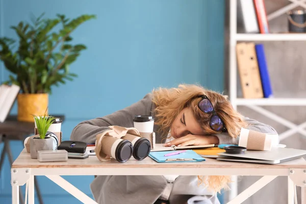Joven Mujer Negocios Cansada Durmiendo Mesa Oficina —  Fotos de Stock