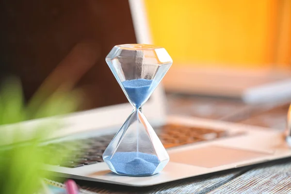 Timglas Laptop Tangentbord Time Management Koncept — Stockfoto