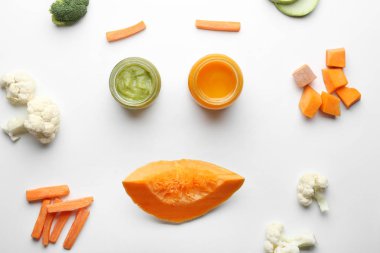 Beyaz arka plan üzerinde sağlıklı bebek maması ile düz yatıyordu kompozisyon