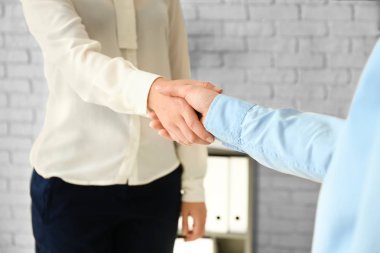 ofiste el sıkışan insanlar