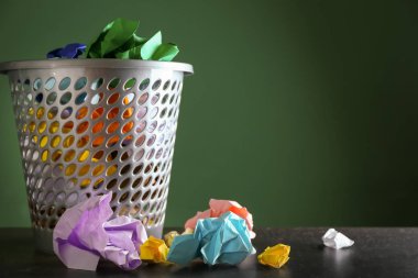 Geri dönüşüm kutusu tablo renk arka plan üzerinde buruşuk kağıtlar ile