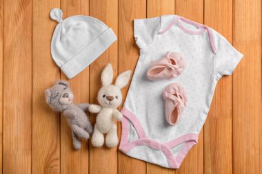 Bebek Giyim ve oyuncak ahşap arka plan, düz yatıyordu