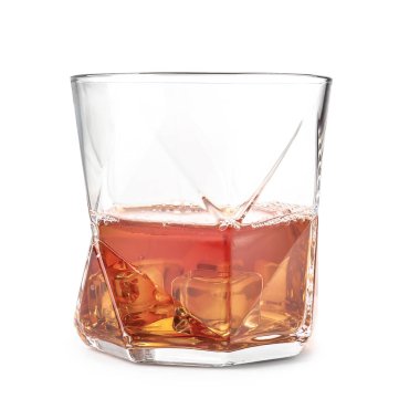 beyaz zemin üzerine buzlu viski bardağı