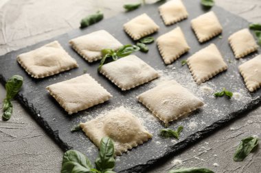 Tablo, closeup lezzetli mantı ile kayrak plaka