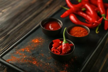 Kase kırmızı sıcak biber biber, toz ve plaka, tatlı sos ile