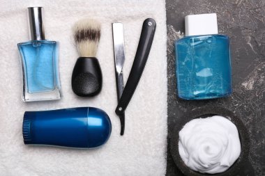 Aksesuarlar grunge arka planda, düz tıraş yatıyordu