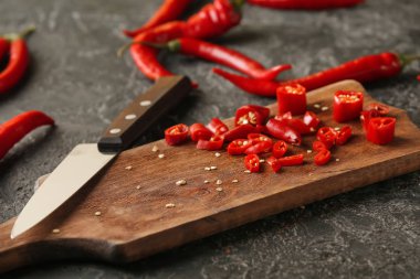 Mutfak masasının üstünde kurulu taze biber ile kesme