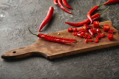 Mutfak masasının üstünde kurulu taze biber ile kesme
