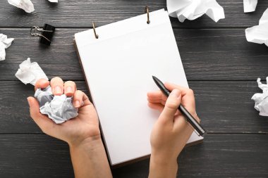Kalem, defter ve ahşap masa, buruşuk Kağıt olan kadın. Hata kavramı