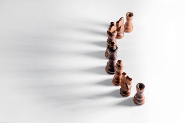 Beyaz arkaplanda satranç taşları