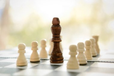 Oyun tahtası üzerinde arka plan bulanık satranç taşları ile