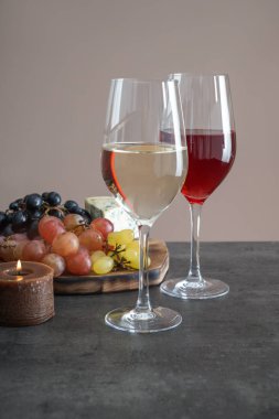 Şarap ve gri tablo snacks farklı tür gözlük