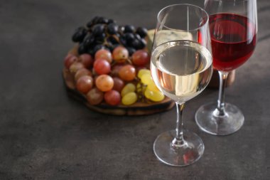 Şarap ve gri tablo snacks farklı tür gözlük