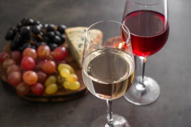 Şarap ve gri tablo snacks farklı tür gözlük