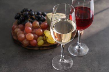 Şarap ve gri tablo snacks farklı tür gözlük