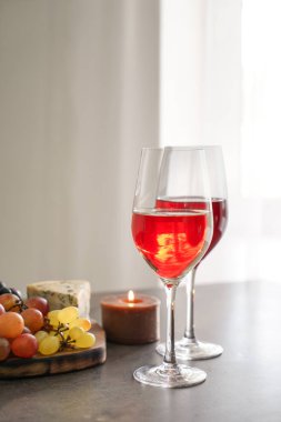 Şarap ve gri tablo snacks farklı tür gözlük