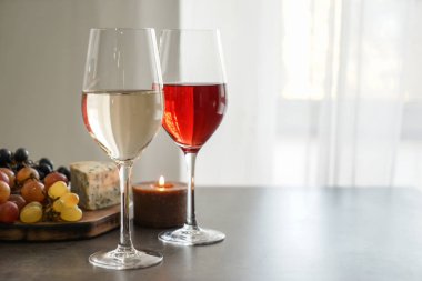 Şarap ve gri tablo snacks farklı tür gözlük