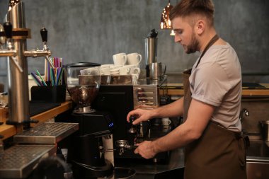 Barista Café taze aromatik kahve hazırlama