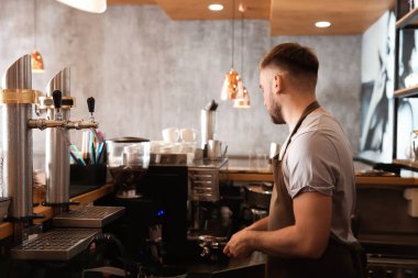 Barista Café taze aromatik kahve hazırlama