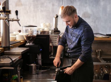 Barista Café taze aromatik kahve hazırlama