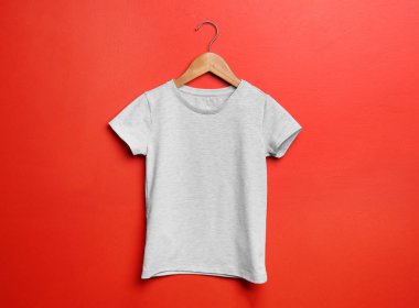 Çocuk t-shirt renk arka plan üzerinde askı ile
