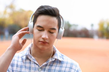 genç adam dinlemek için müzik açık havada