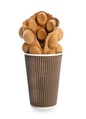 Lezzetli kabarcık gözleme Kupası beyaz arka plan üzerinde