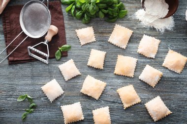 Ahşap masa üstünde pişmemiş Mantı