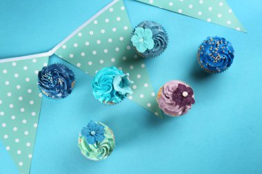 Parti dekorasyonu renk arka plan üzerinde ile lezzetli cupcakes