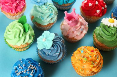 Renk arka plan üzerinde lezzetli kek