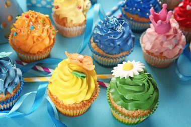 Parti dekorasyonu renk arka plan üzerinde ile lezzetli cupcakes