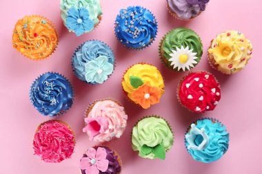 Renk arka plan üzerinde lezzetli kek