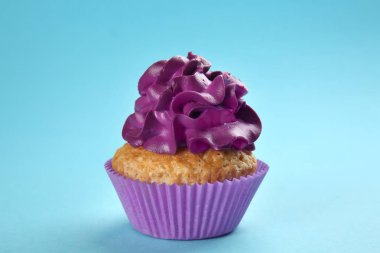 Renkli arkaplanda lezzetli bir kek