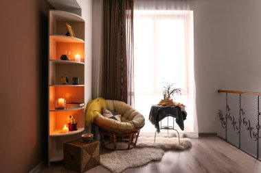 Oda rahat koltuk ve yanan mum iç