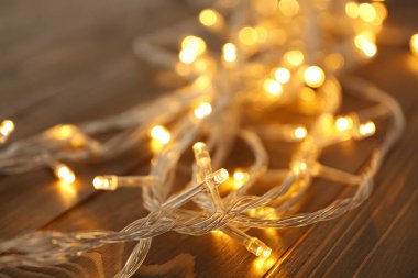 Ahşap masa, closeup parlak Noel ışıkları