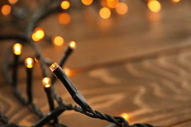 Ahşap masa, closeup parlak Noel ışıkları