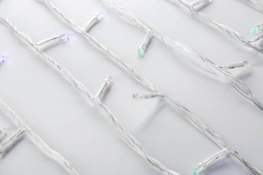 Beyaz arkaplanda Noel ışıkları