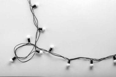 Beyaz arkaplanda Noel ışıkları