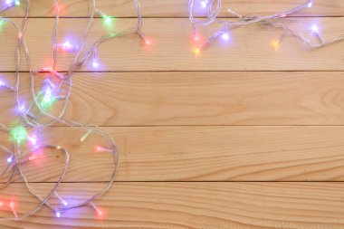 Ahşap masa parlak Noel ışıkları