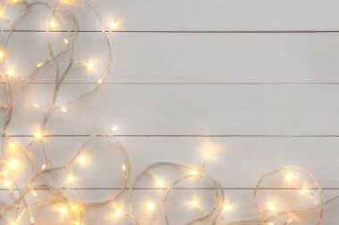 Ahşap masa parlak Noel ışıkları