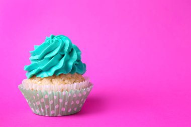 Renkli arkaplanda lezzetli bir kek