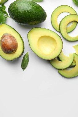 Beyaz arka plan üzerinde kesme avokado ile kompozisyon