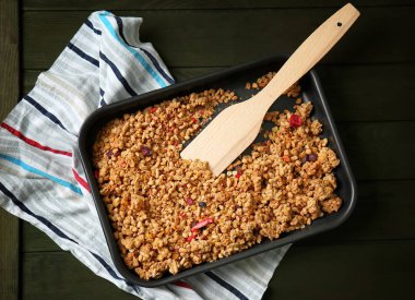 Tepsi pişirme üzerinde lezzetli granola