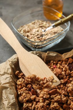 Tepsi, closeup pişirme üzerinde lezzetli granola