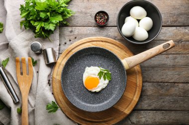 Ahşap masa üzerinde lezzetli yumurta ile kompozisyon