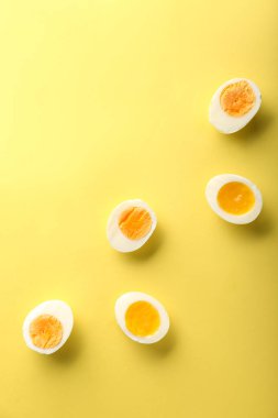 Haşlanmış yumurta renk arka plan üzerinde yarısı