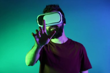 Koyu renk arka plan üzerinde sanal gerçeklik gözlük takan adam